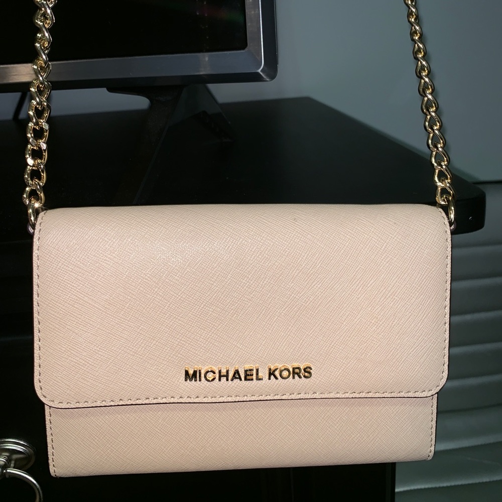 Micheal kors crossbody * OPEN TO ANY OFFER*